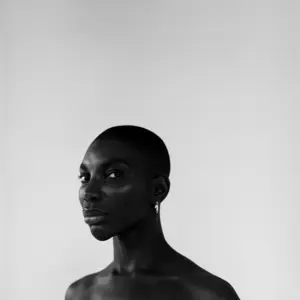 Retrato de Michaela Coel